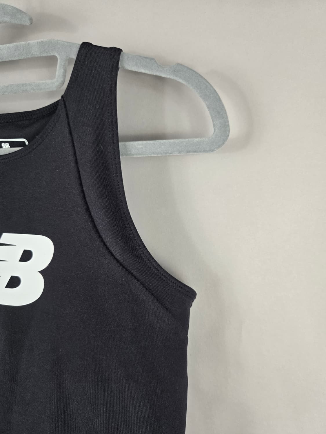 [무료배송]뉴발란스 95 여성 브라 내장 크롭탑 브라탑 민소매 블랙 상품이미지3