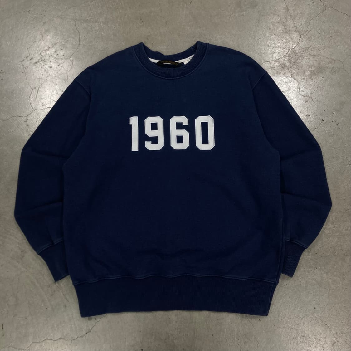 유니폼브릿지 네이비 컬러 1960로고 맨투맨 상품이미지1