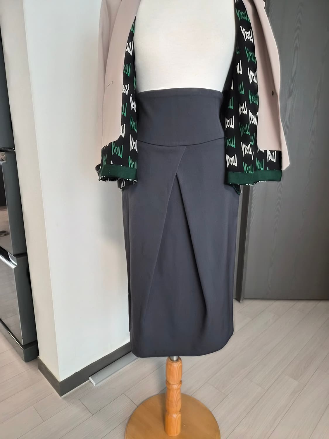 엠포리오 아르마니 하이웨스트 튤립 펜슬 스커트 (40사이즈) 상품이미지4