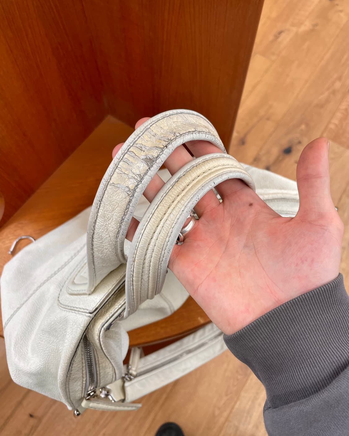 지방시 페이던트 레더 백 상품이미지6