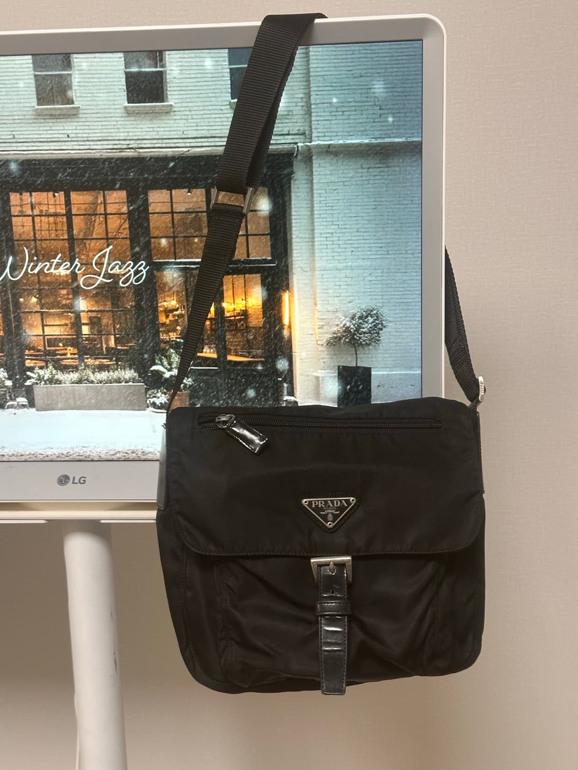프라다 나일론 포코노 버클 크로스백 주우재백 상품이미지2