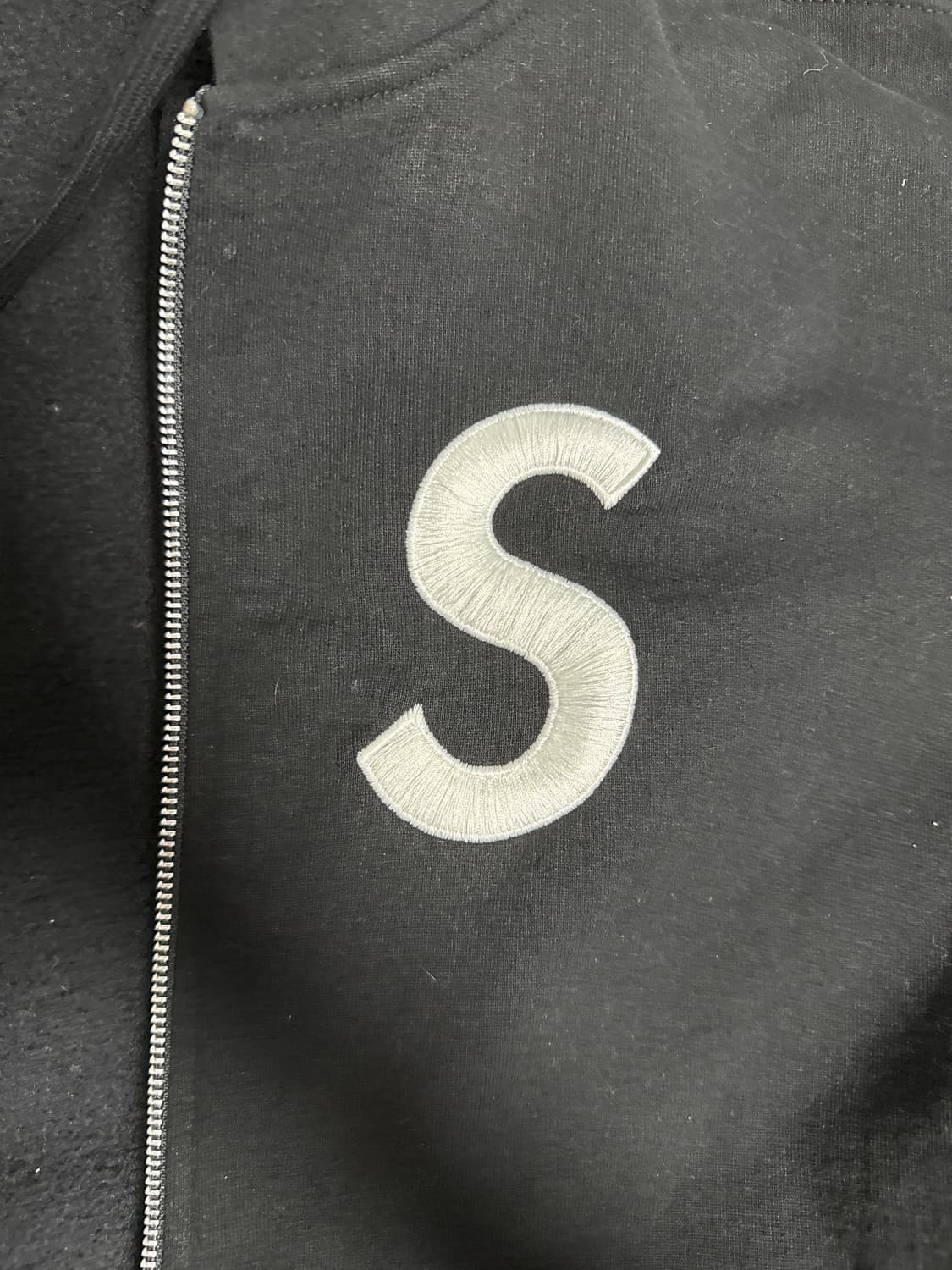 슈프림 s로고 블랙 후드집업 24fw 상품이미지4