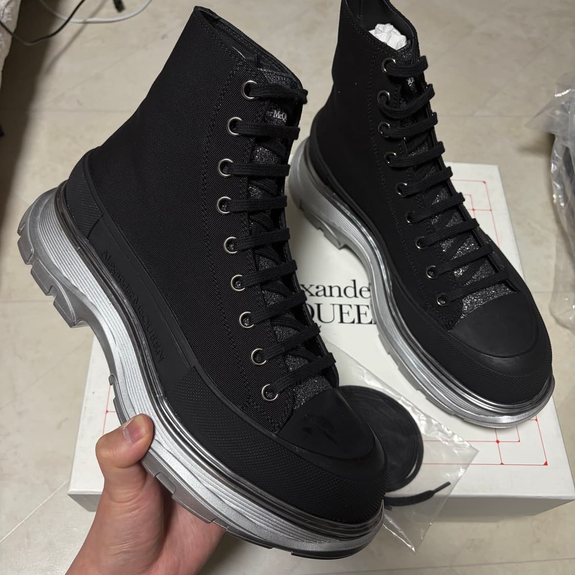 [새상품]알렉산더맥퀸 트레드 슬릭 부츠 실버블랙 상품이미지2