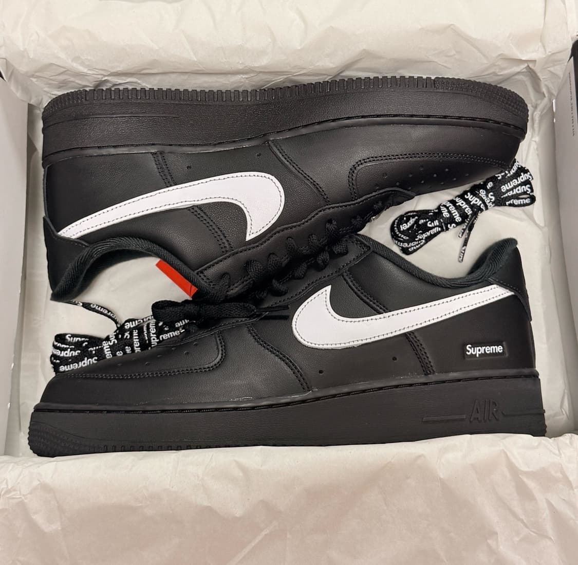 (270) 나이키 x 슈프림 에어 포스 1 로우 블랙 검흰 상품이미지2