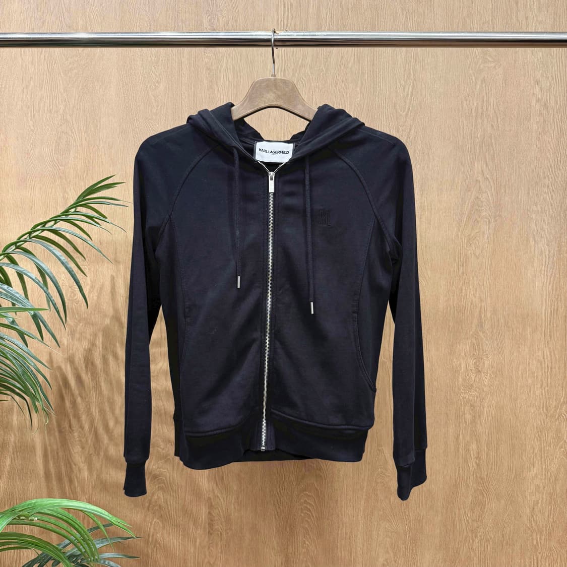 칼 라거펠트 후드집업 KL로고 자수 디테일 슬림핏 블랙 상품이미지1