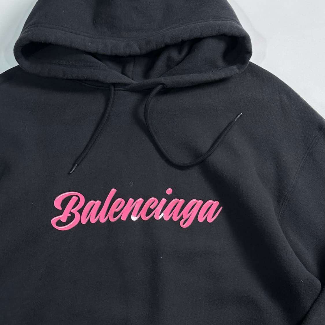 발렌시아가 핑크 로고 블랙 후드티   상품이미지3