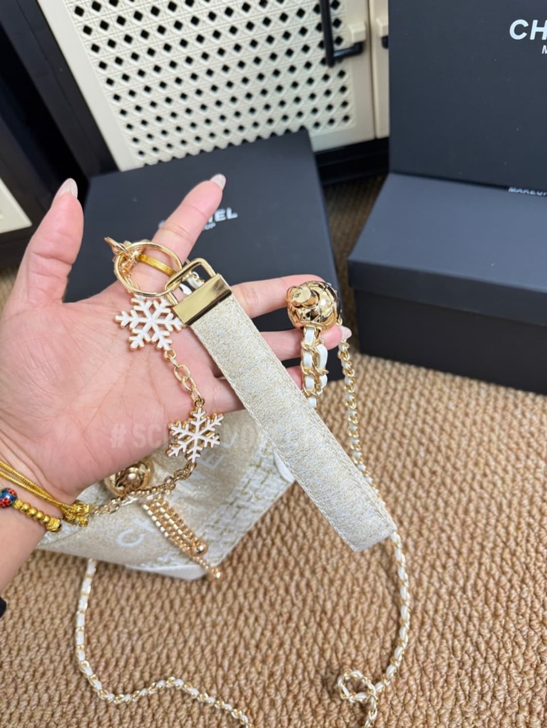 샤넬 홀리데이 화이트 트위드 골드 버킷백 무료배송 상품이미지4