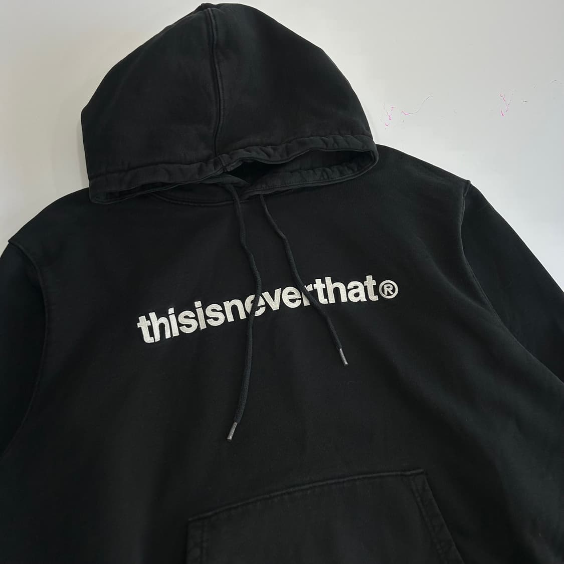 Thisisneverthat 디스이즈네버뎃 화이트로고 블랙후드티 상품이미지4