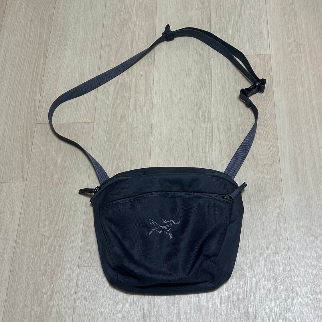 아크테릭스 맨티스2 그래파이트 힙색 상품이미지1