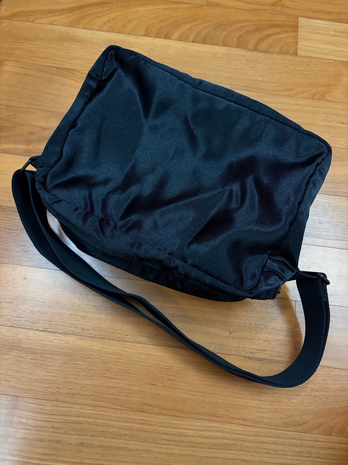 REGULAR 실키 크로스백 검정 상품이미지2