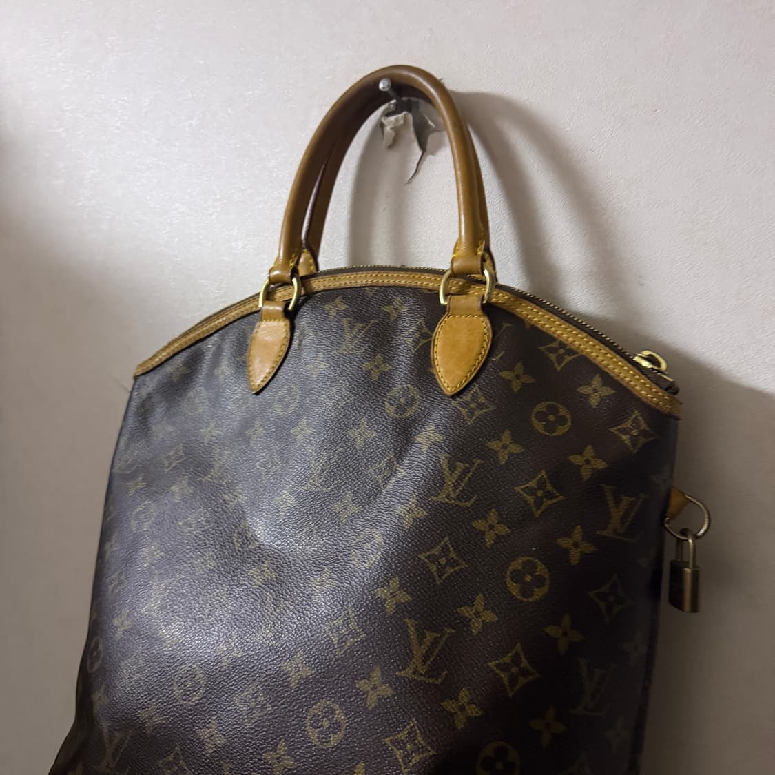 루이비통 모노그램 락킷 버티칼 토트 상품이미지2