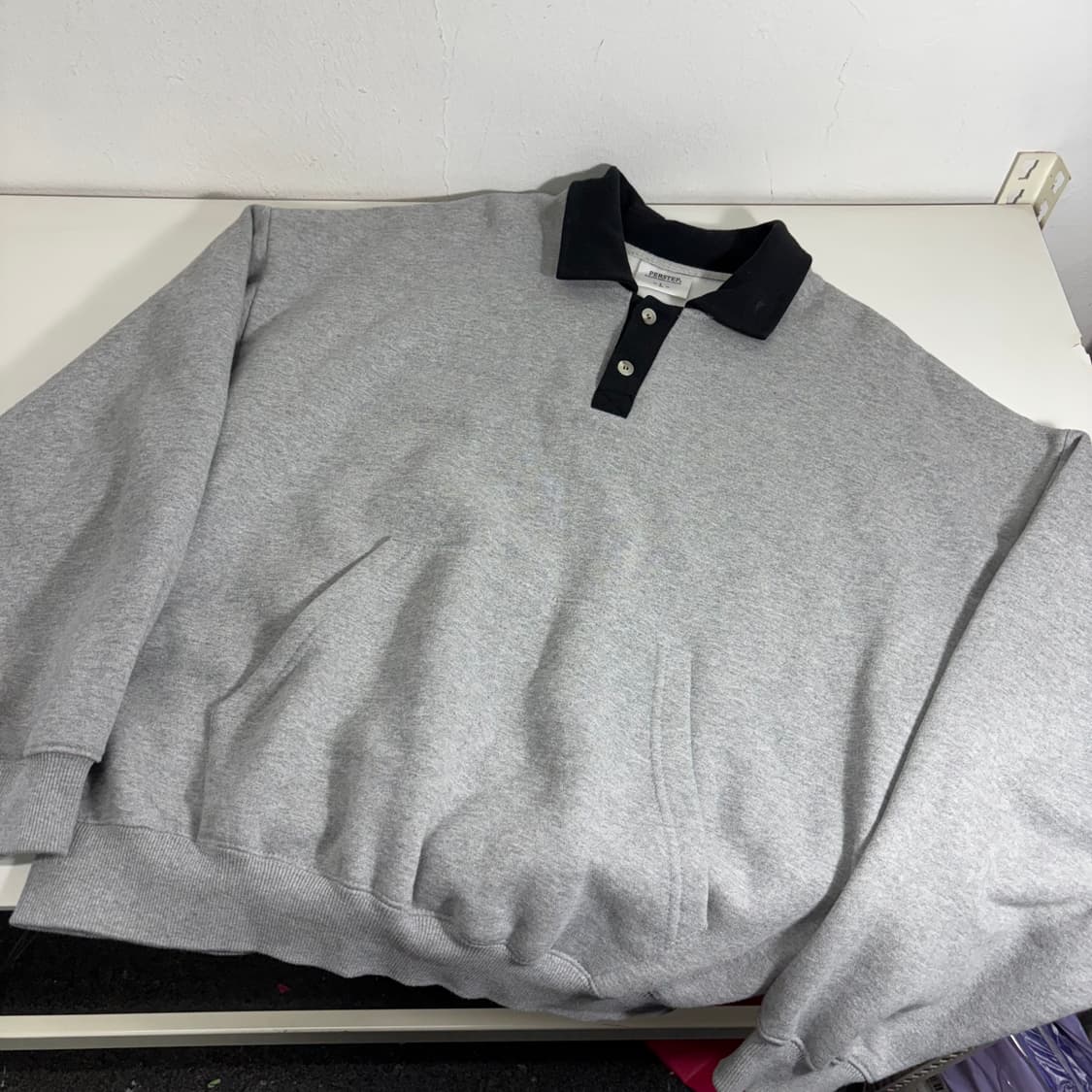 L 퍼스탭 그레이 캥거루포켓 카라 맨투맨 상품이미지1