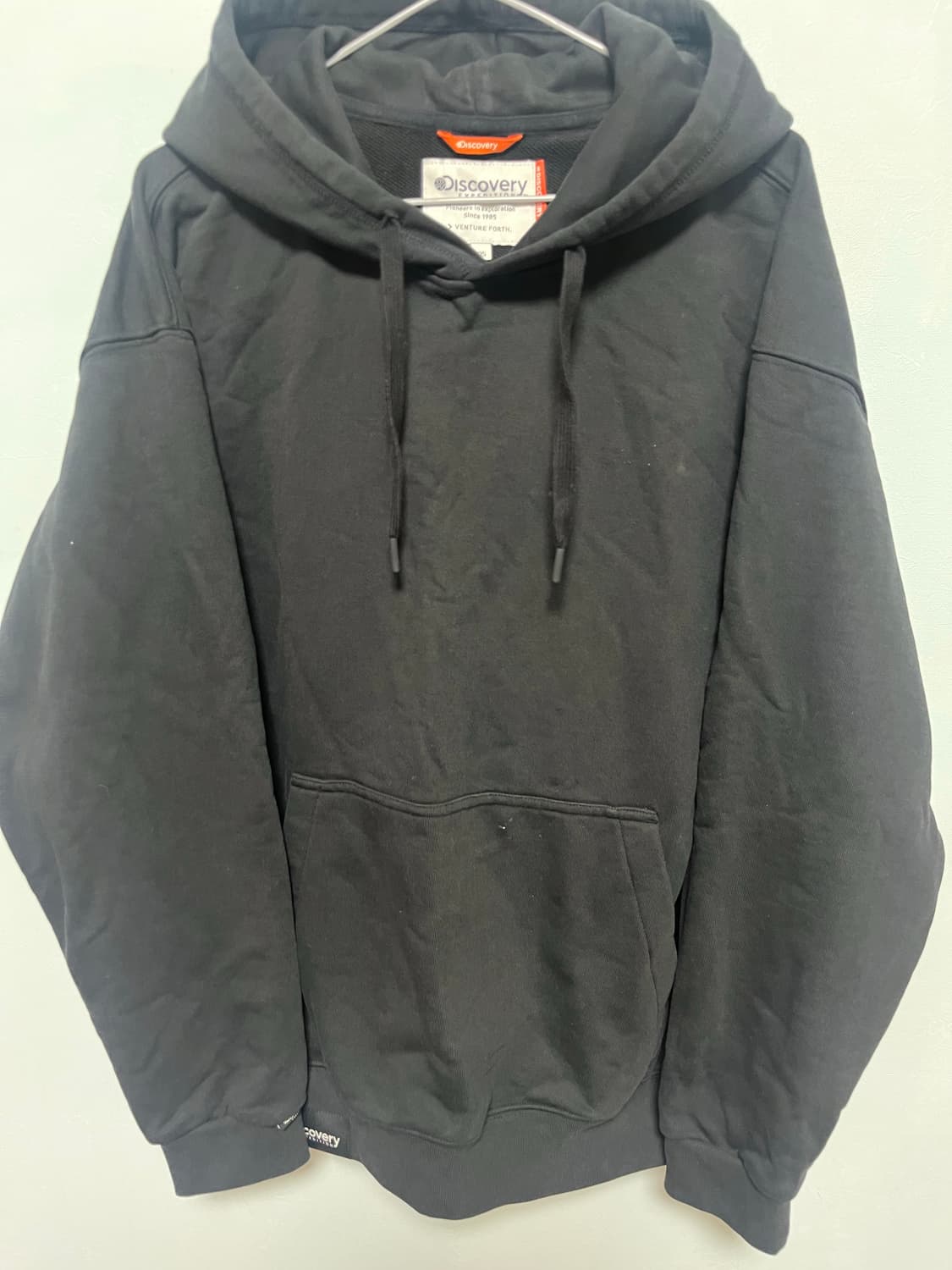 디스커버리 검정색 후드티 상품이미지1