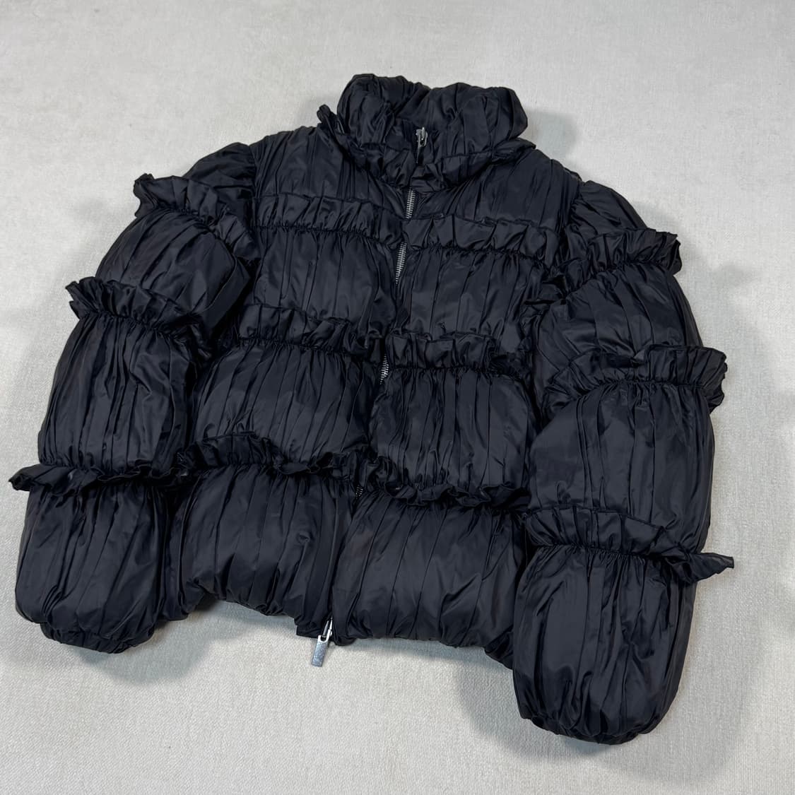 Ruffle Black Down Open Back Padding Jack 상품이미지2