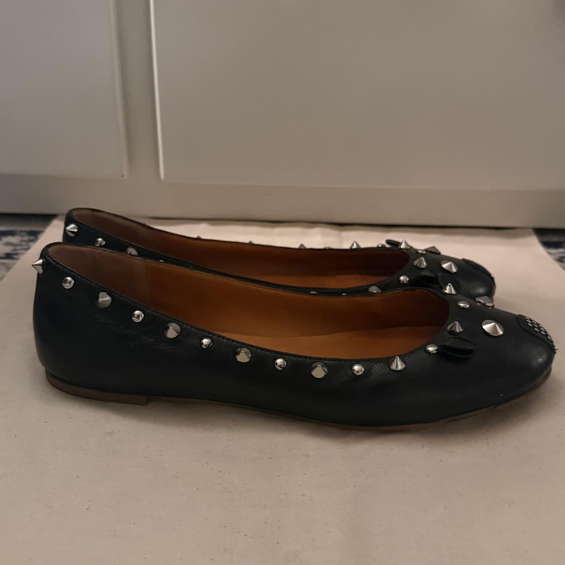 마크제이콥스 마우스 플랫 블랙 스터드 상품이미지5