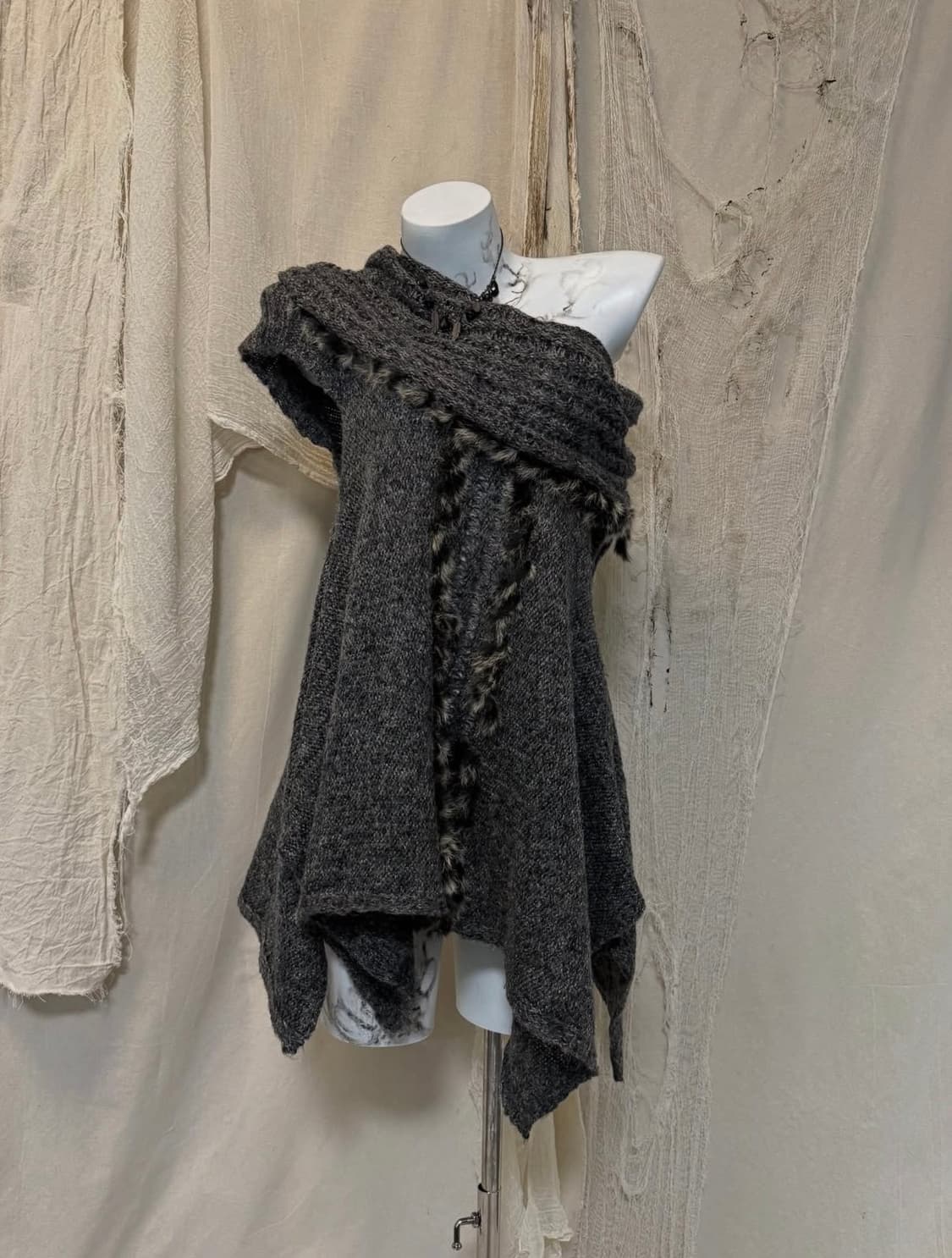 Drape Detail Knit Kape 상품이미지1