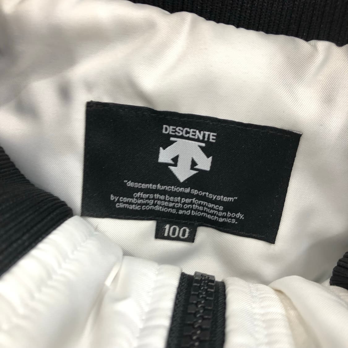 데상트 스타디움 베이스볼 바시티 점퍼 상품이미지4