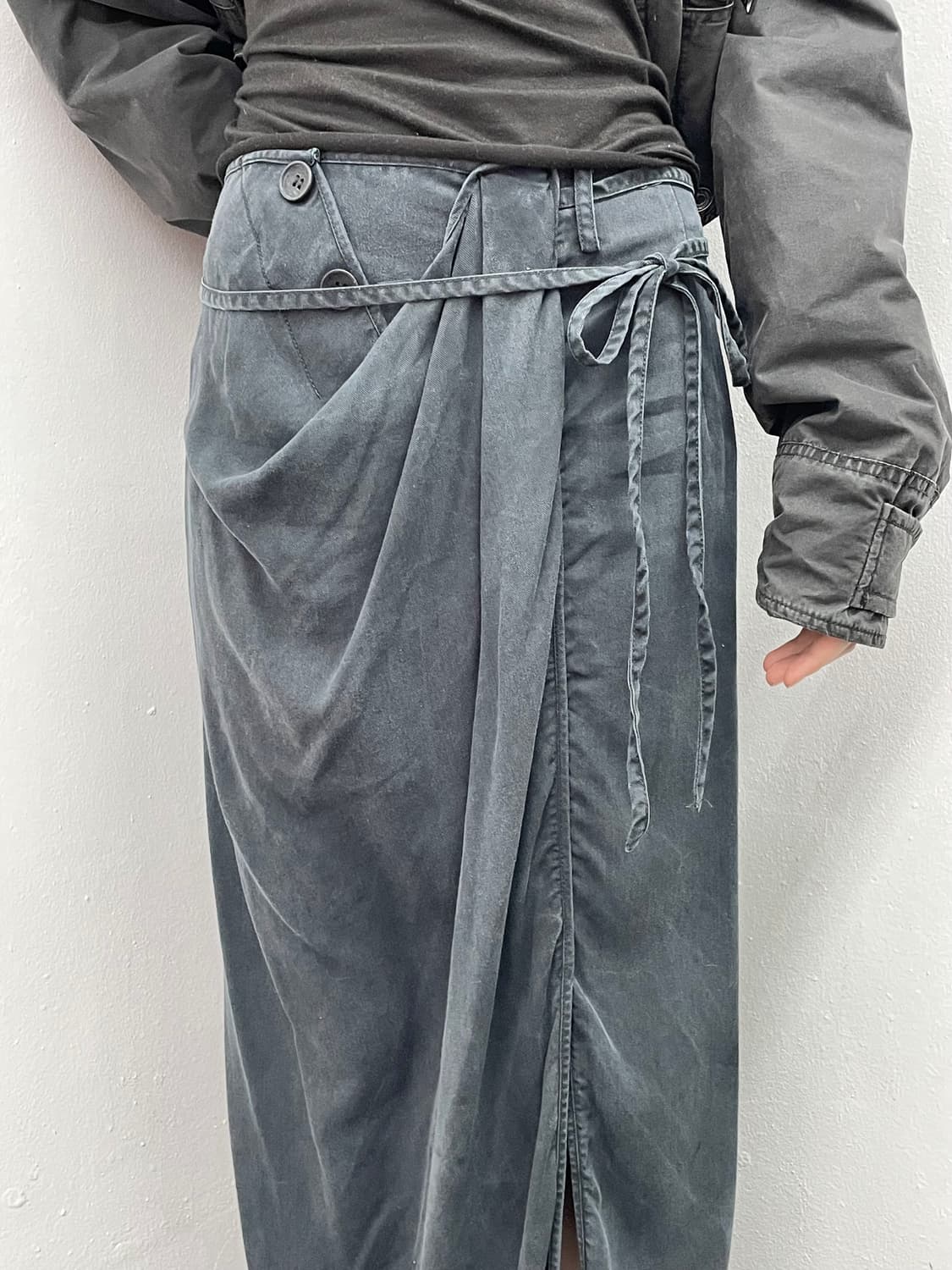 아방가르드 버튼 핀턱 스트랩 롱 스커트 상품이미지3