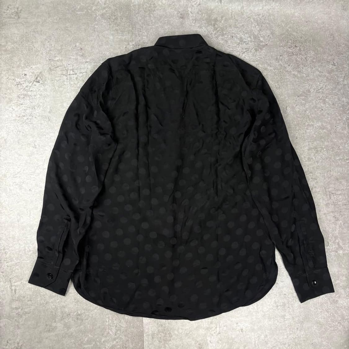 [BTS 지민님 착용] 생로랑 24ss 블랙 폴카닷 실크 셔츠 상품이미지4