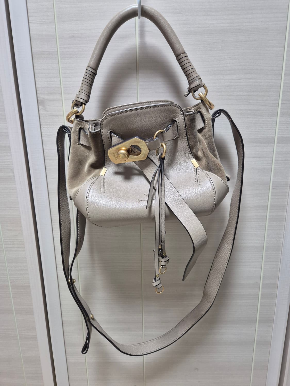 (정품) 끌로에 오웬 스몰  송아지 가죽 버킷백 그레이 상품이미지1