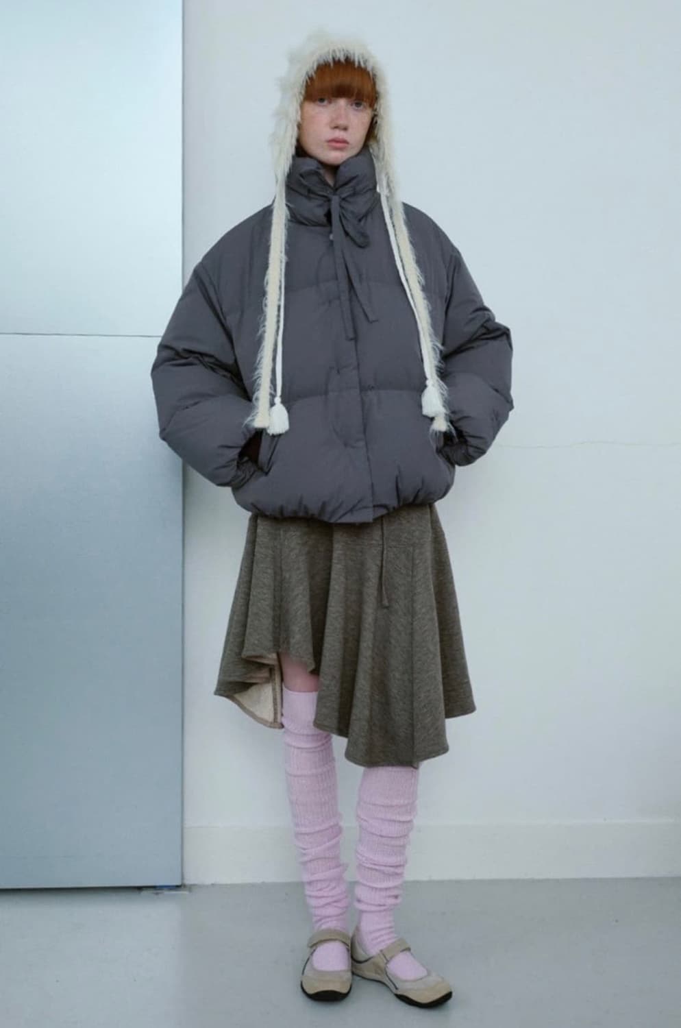 타입서비스 스트랩 숏패딩 챠콜 상품이미지1