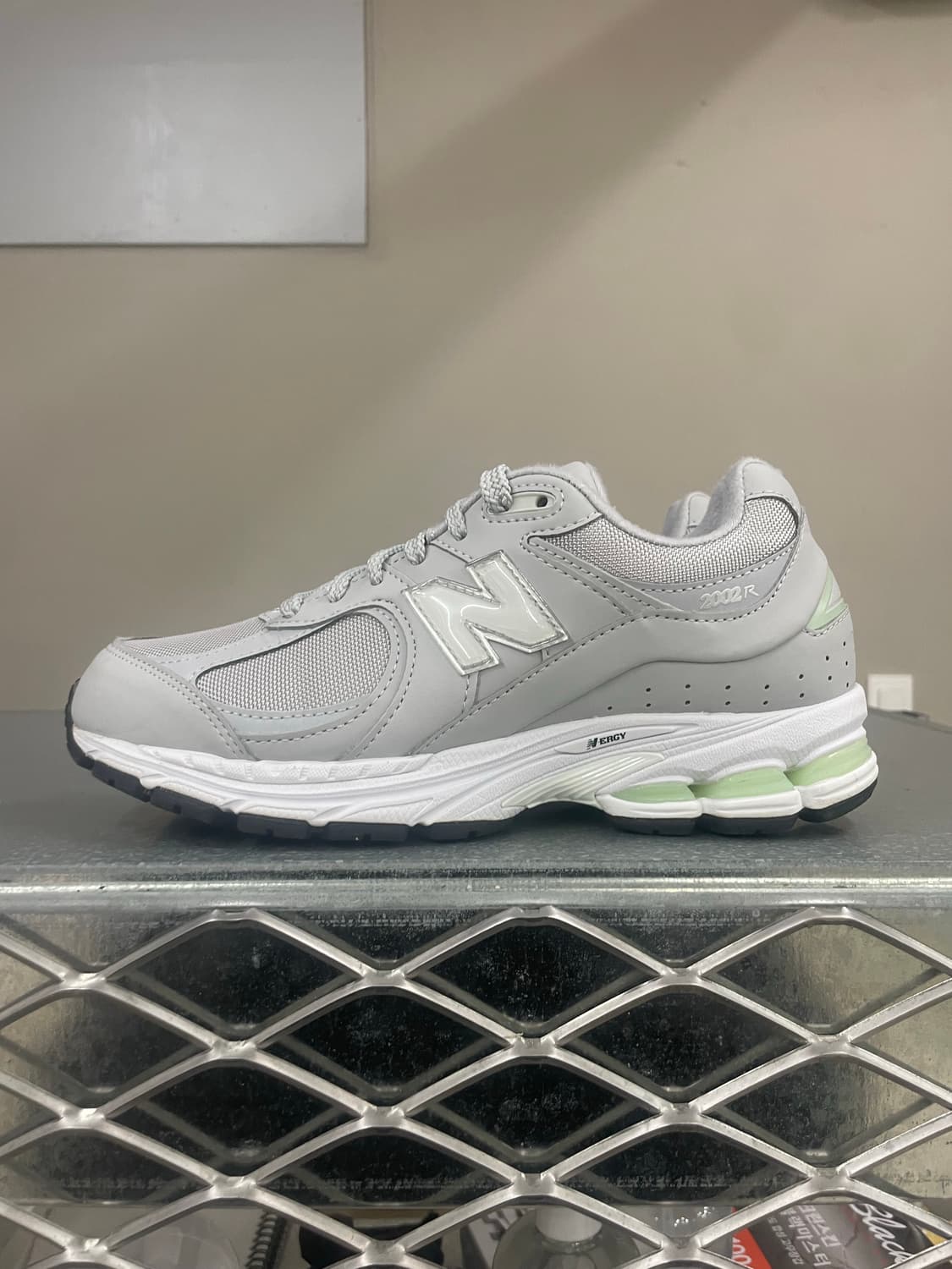뉴발란스 2002R 그레이 화이트 240 상품이미지1