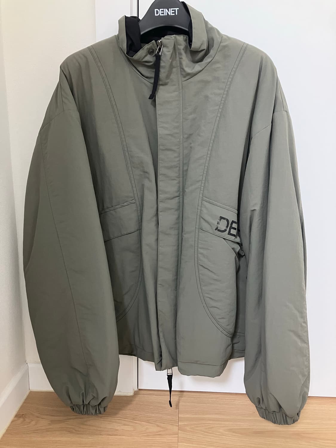 다이닛 하이 칼라 봄버 점퍼 인 카키 상품이미지2