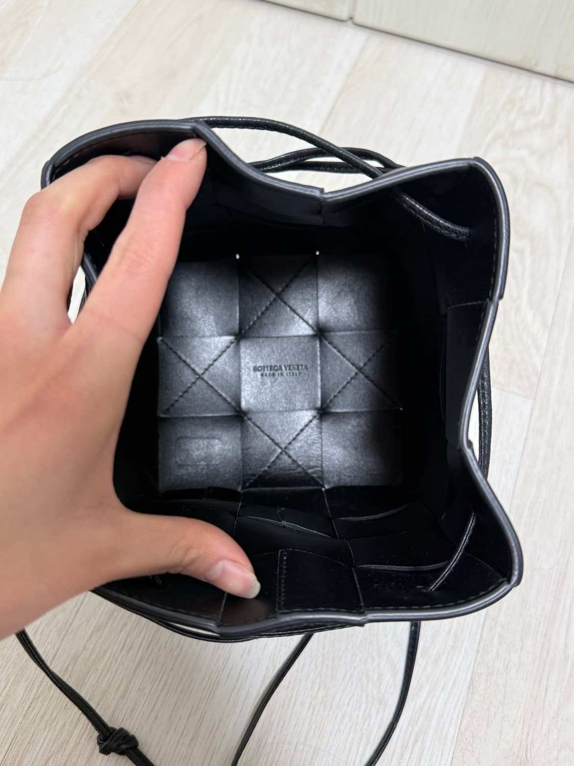 보테가베네타 미니 레더 카세트 버킷백 상품이미지5