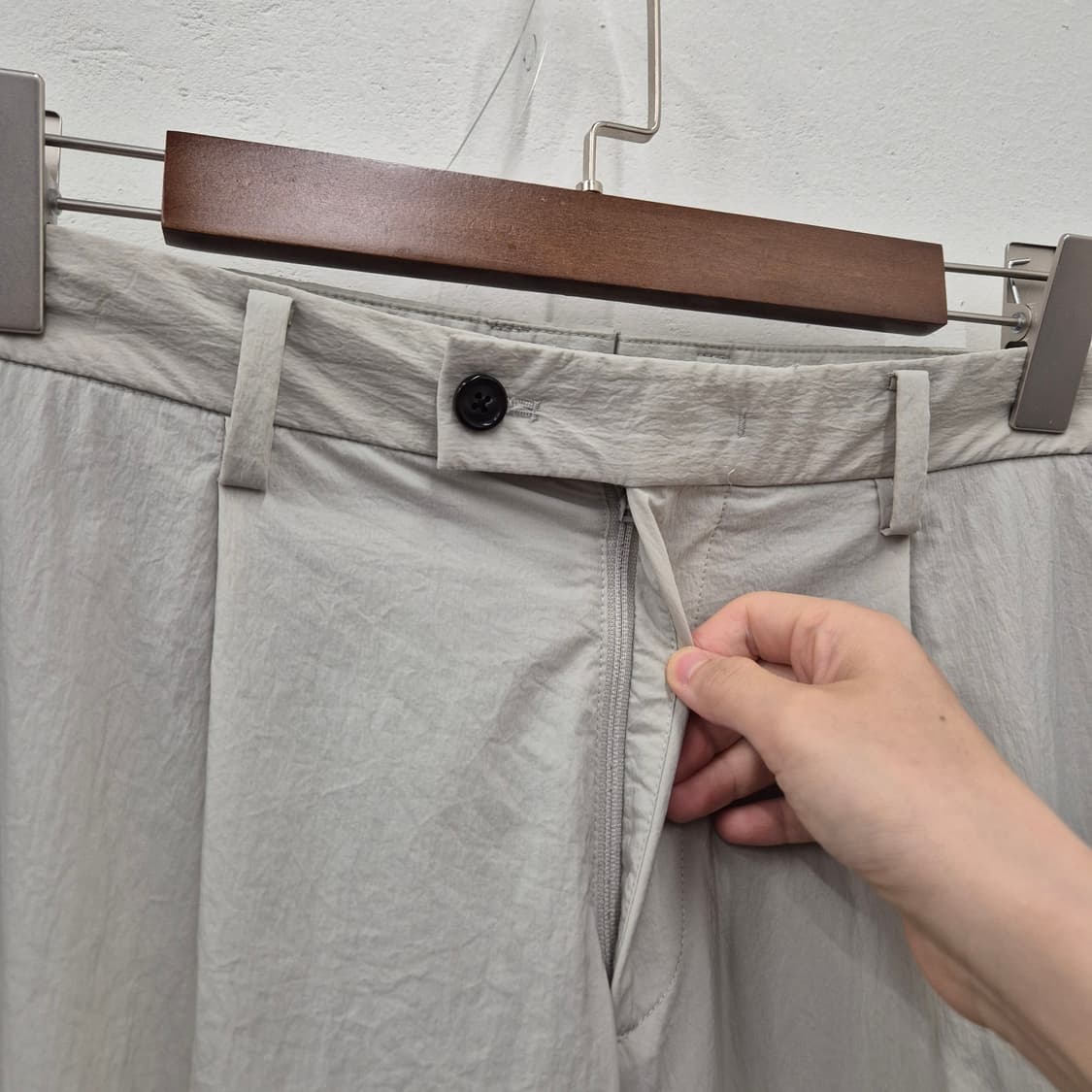 알레그리 나일론 원턱 테이퍼드 팬츠 90 상품이미지3
