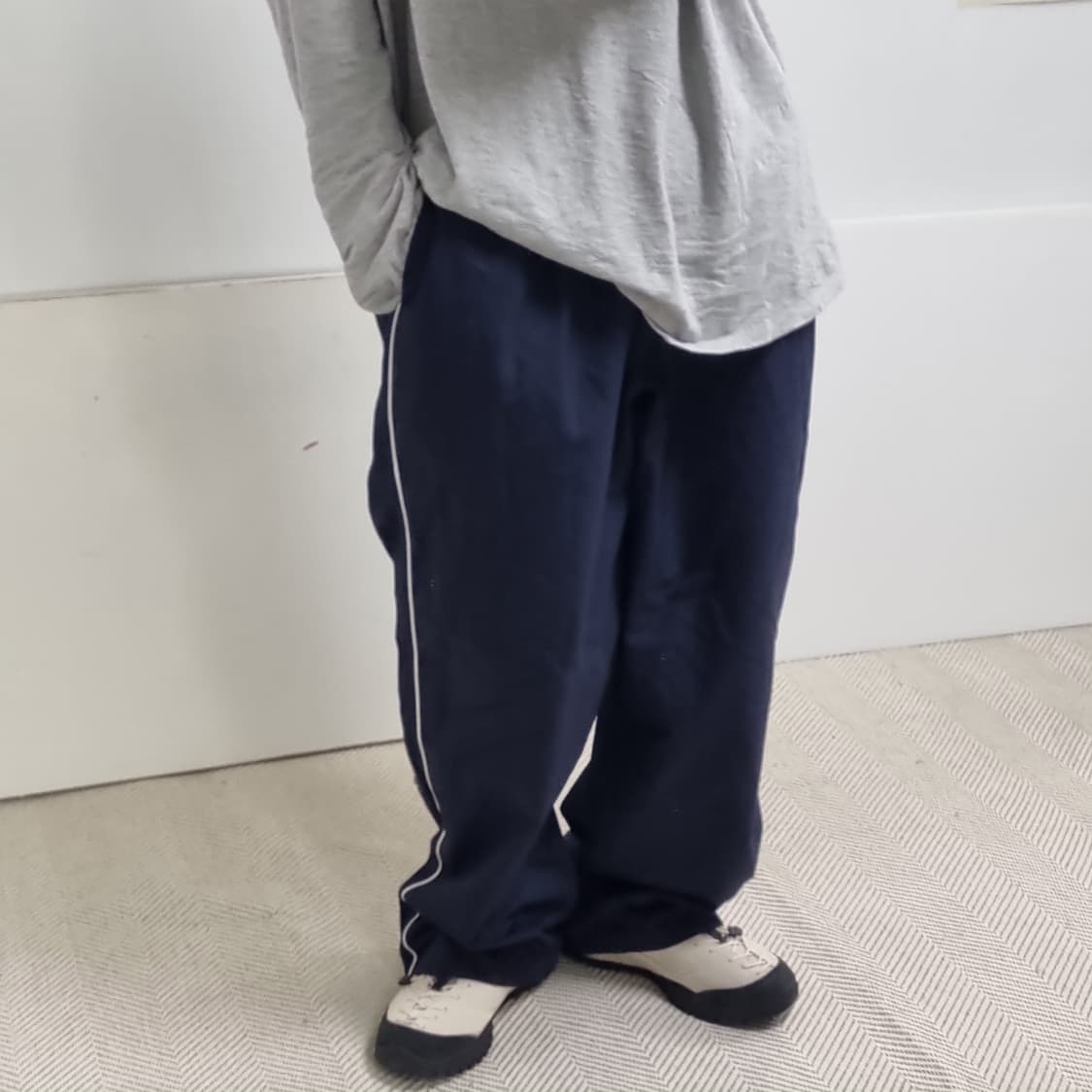 네이비 오버핏 라인 트레이닝팬츠  상품이미지4