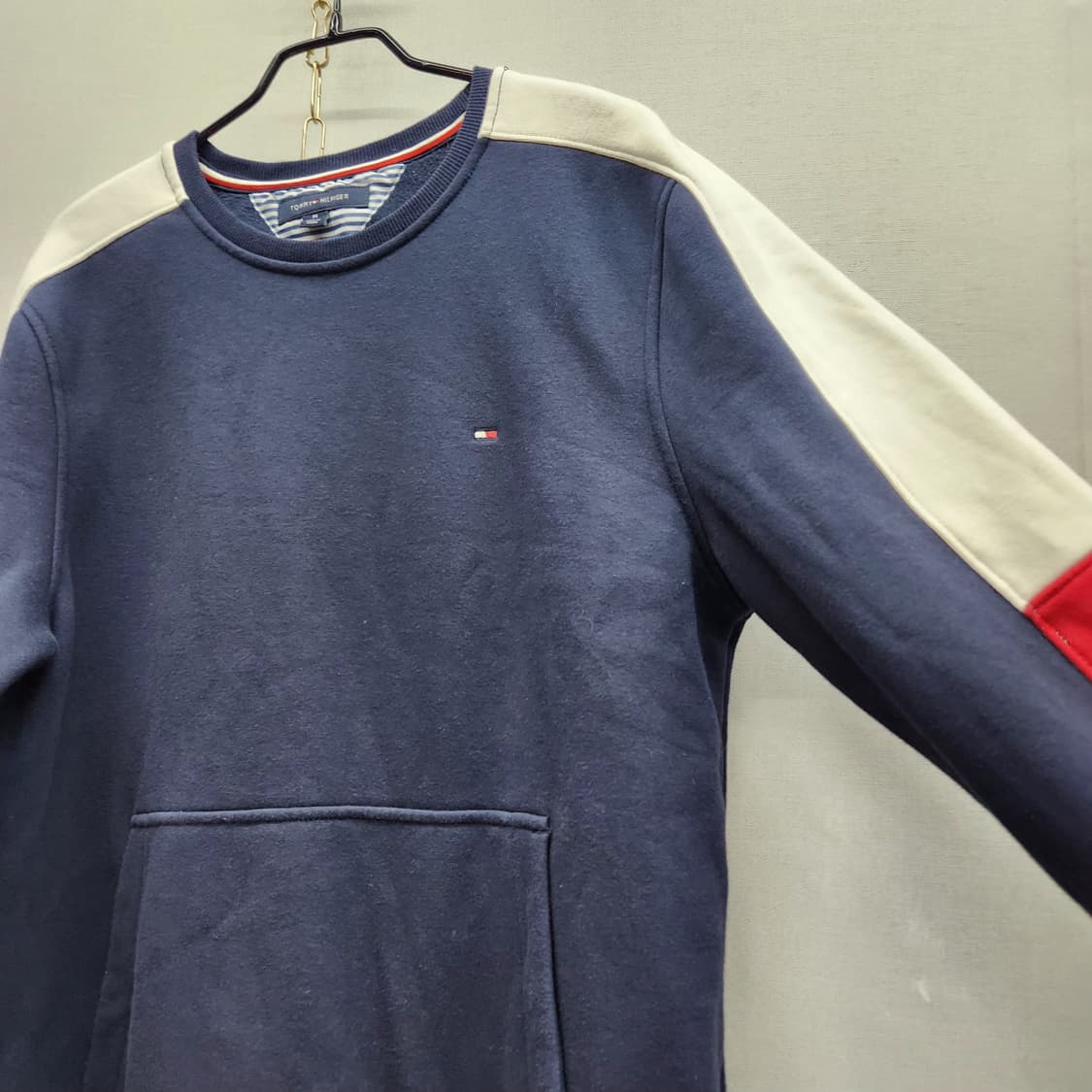 타미힐피거 백로고 사이드라인 캥거루 주머니맨투맨 M(L) 상품이미지3