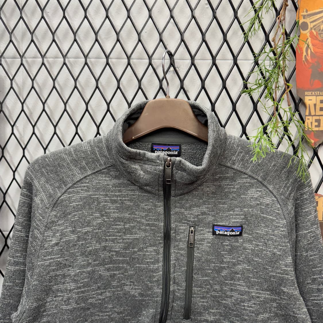 파타고니아 플리스 솔리드 하프 집업 자켓 사이드 집업 디테일 차콜 상품이미지3