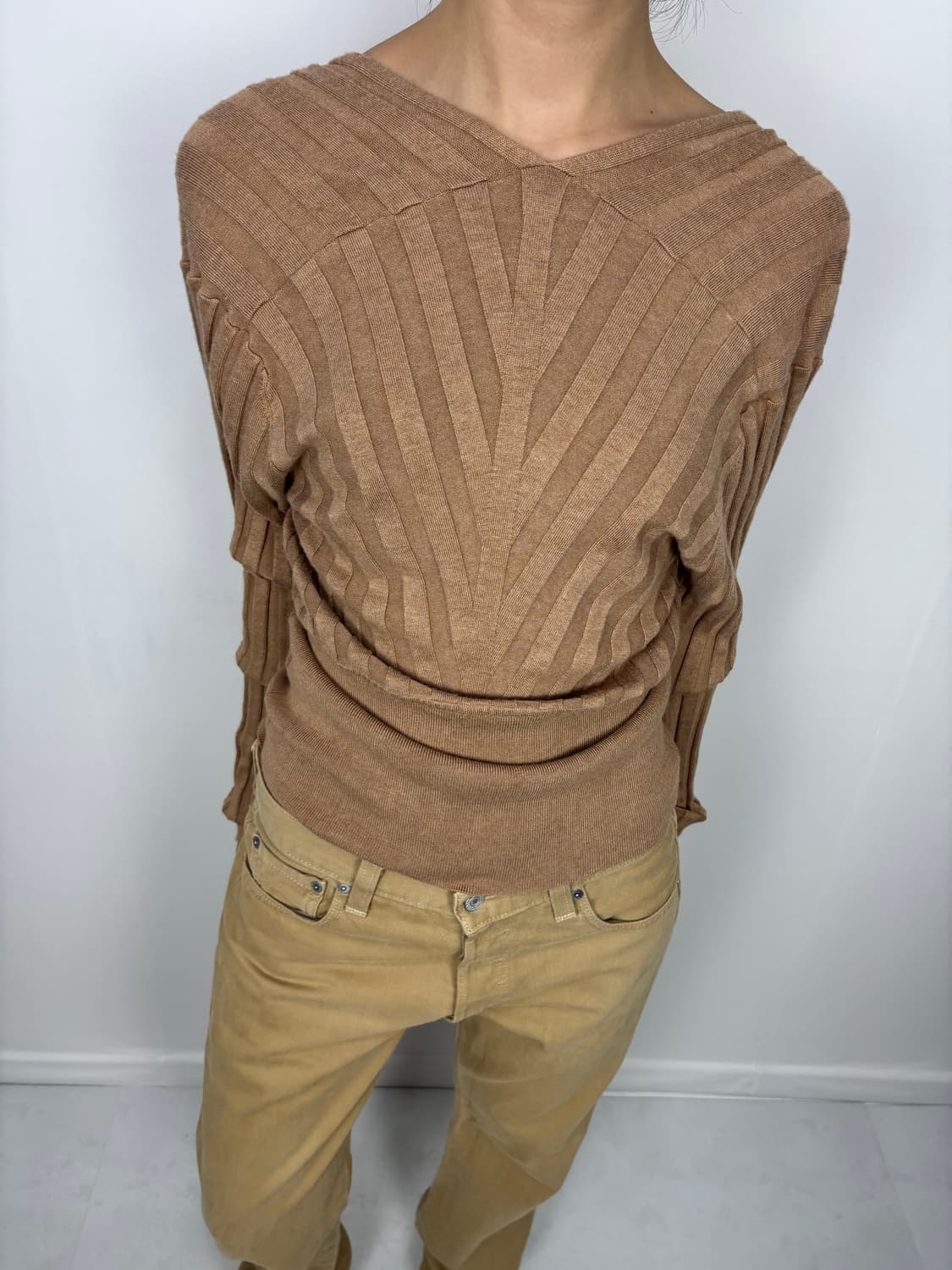 DEEP V-NECK CAMEL KNIT 상품이미지5