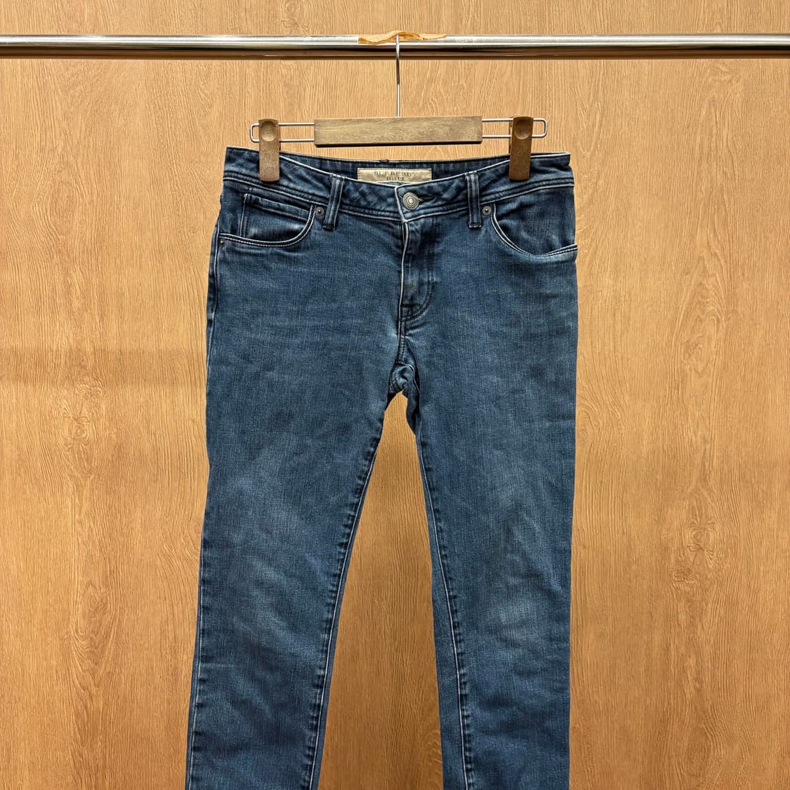 버버리 스트레치 스키니 데님 팬츠 각인 라벨 미니멀 포켓 디테일 진청 상품이미지4