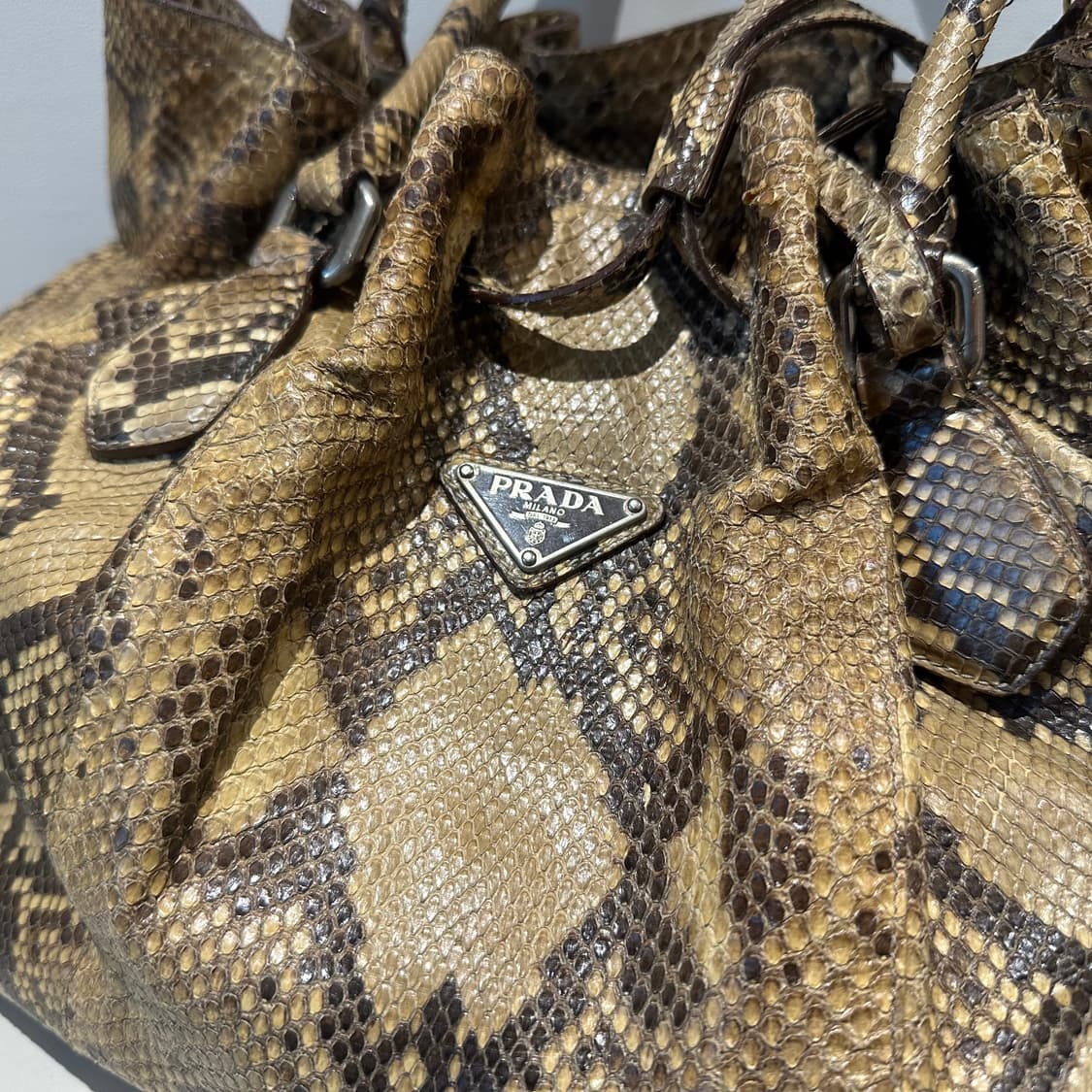 14ss 프라다 리얼 파이톤 레더 덤플링백 상품이미지5