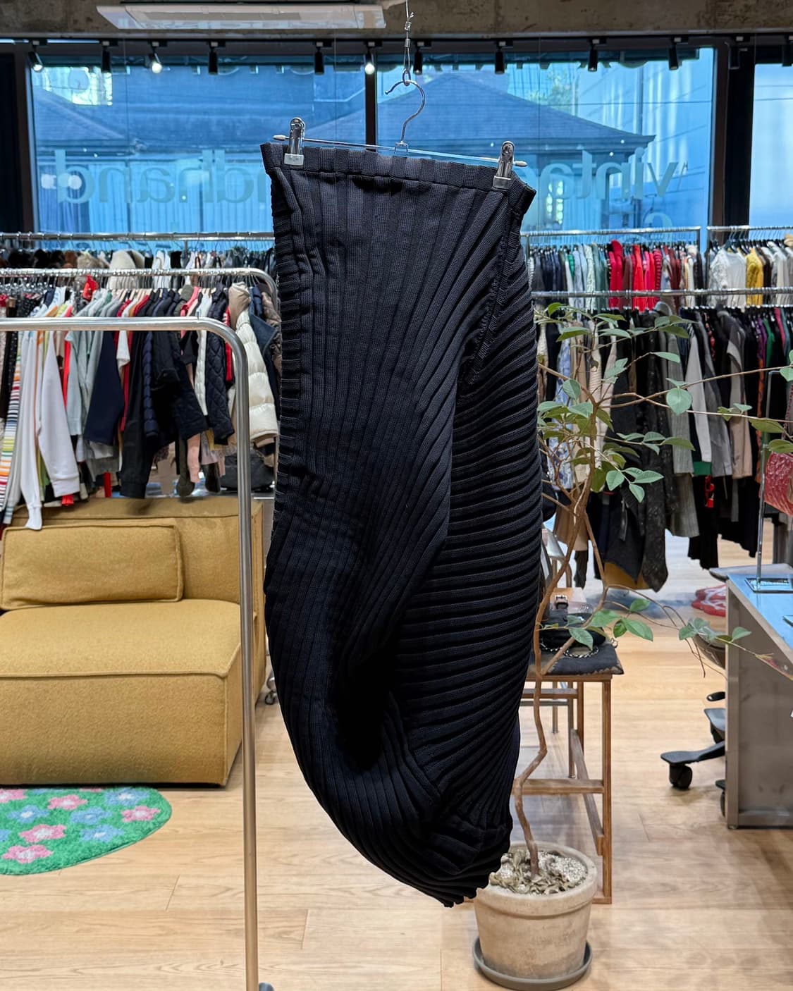 이세이미야케 블랙 링컬 에이시멋리 미디스커트 상품이미지1