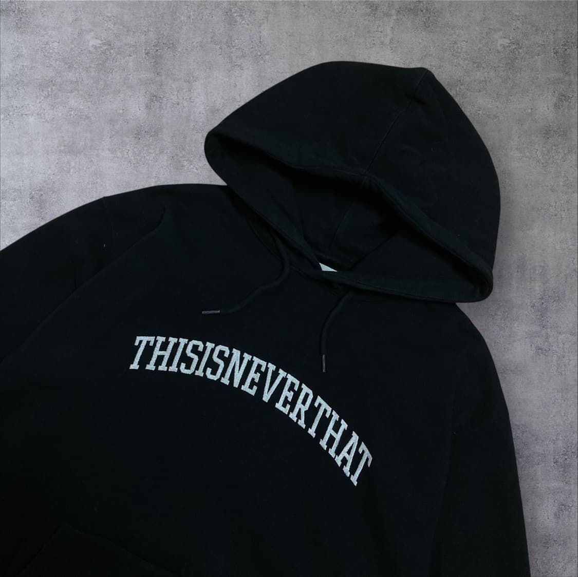 디스이즈네버댓 스펠아웃 로고 블랙 후드티 상품이미지2