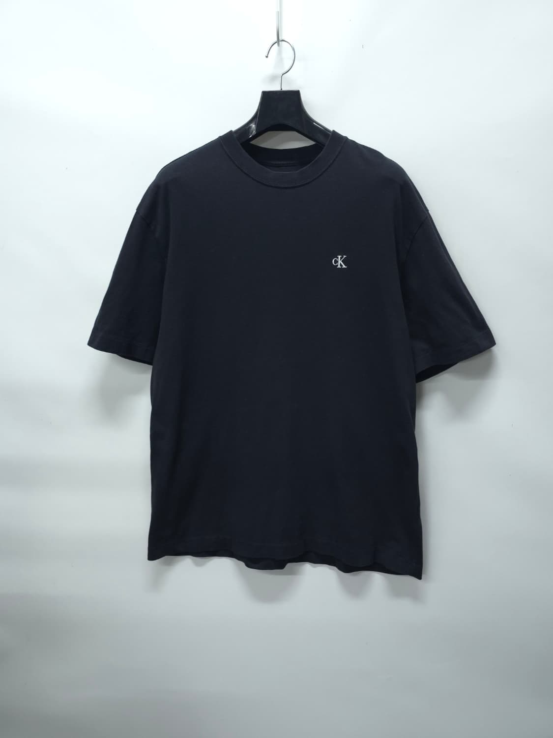 캘빈클라인 cK 로고 자수 블랙 반팔 라운드 티셔츠(100~105) 상품이미지1