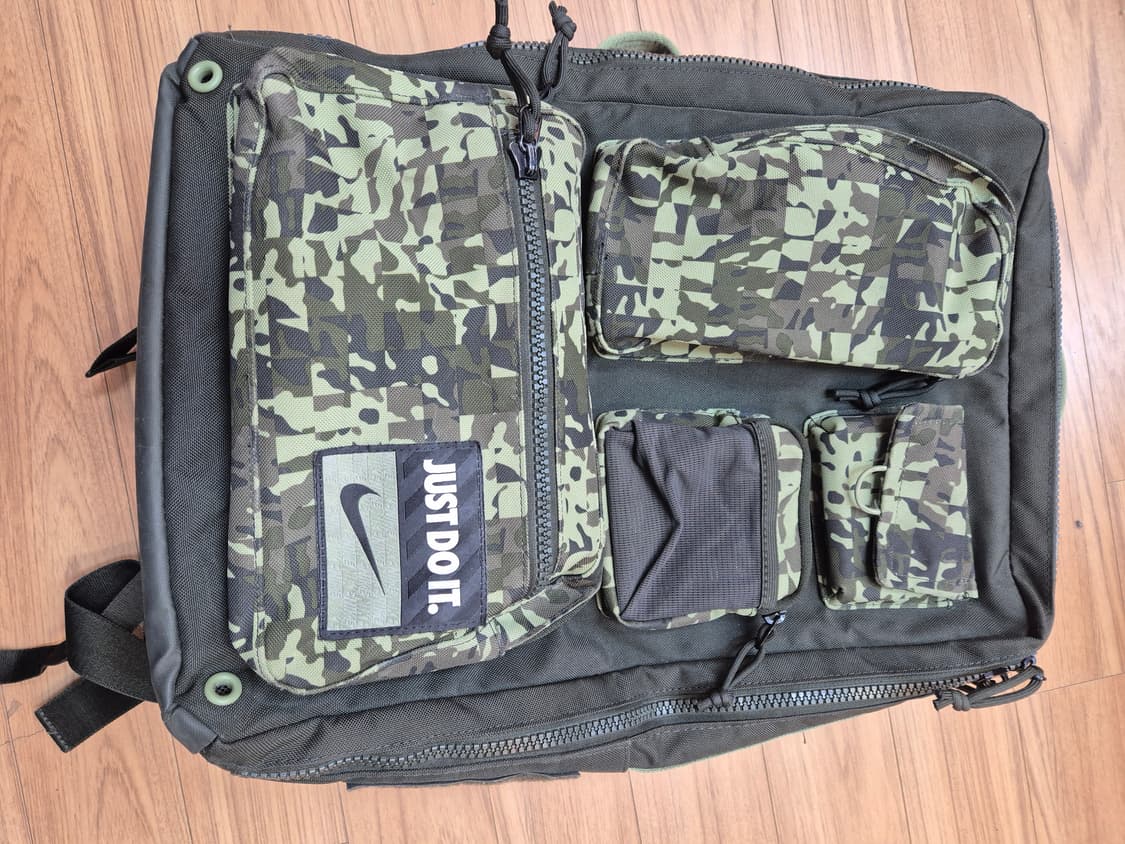 나이키 유틸리티 엘리트 백팩 판매합니다. 카모 패턴이 매력적이며, 전면에 상품이미지1