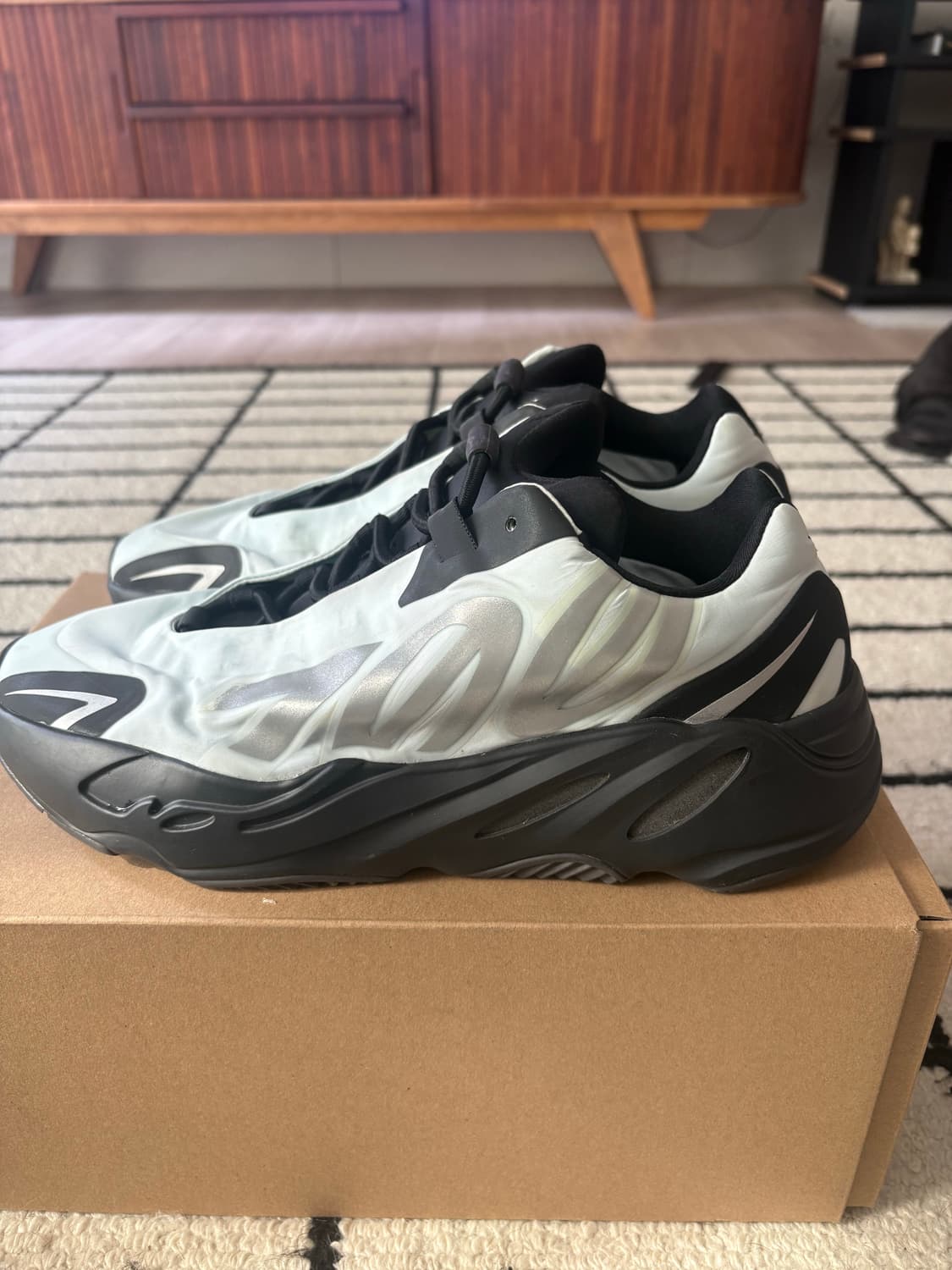 아디다스 이지 700 MNVN 285 상품이미지2