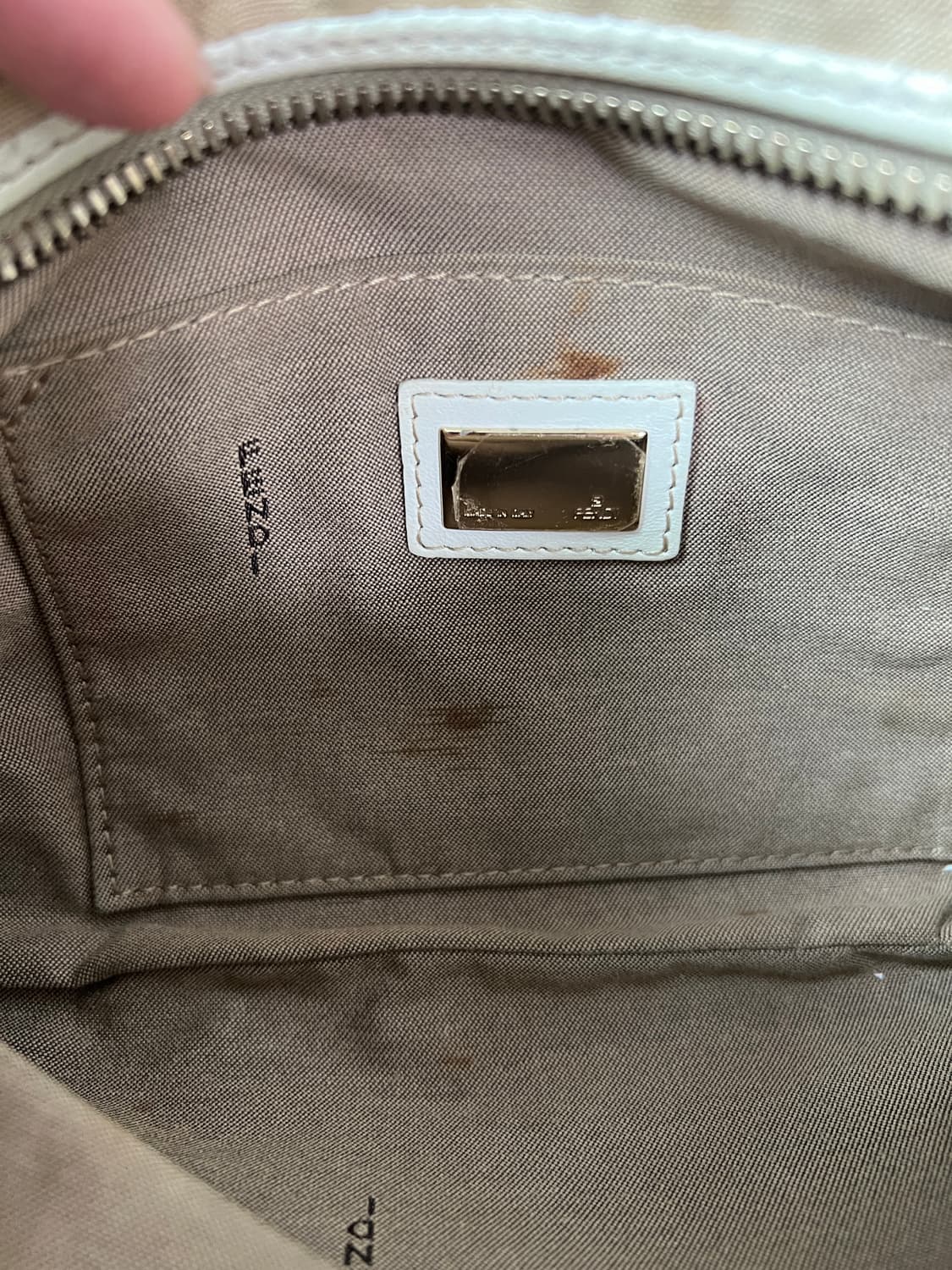 펜디 주카 패턴 숄더백 상품이미지9