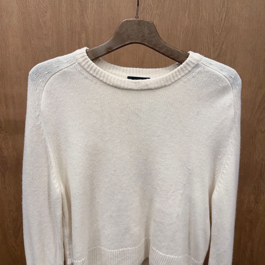 띠어리 울 긴팔 크루넥 니트 밑단 시보리 레글런 소매 디테일 아이보리 상품이미지4