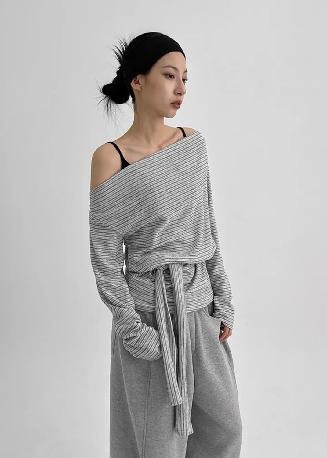 블랙업 스트라이프 오프숄더 롱슬리브 상품이미지1