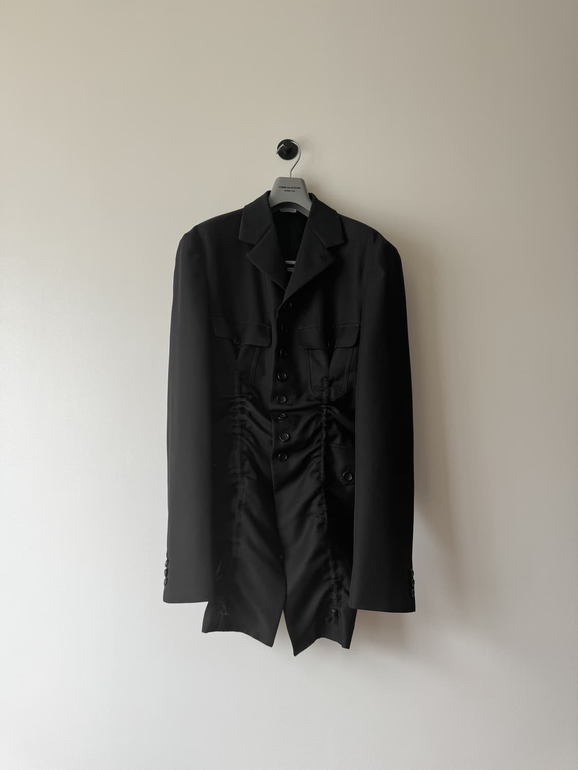 꼼데가르송 옴므 플러스 블랙 러플 디테일 재킷 상품이미지4