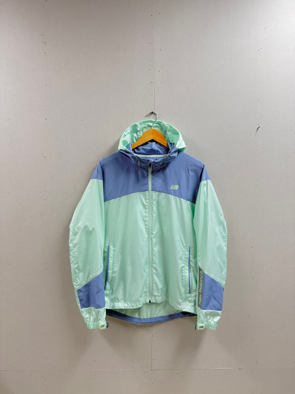 남성 95 / 뉴발란스 트레이닝 경량 바람막이  상품이미지1