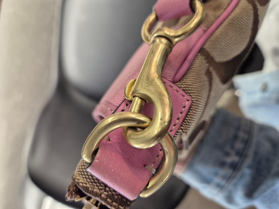 코치 시그니처 핑크 크로스백 상품이미지3