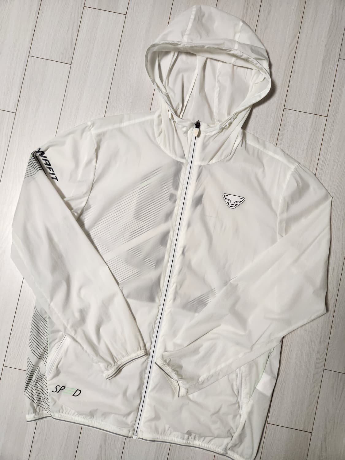 다이나핏 경량 바람막이 후드 자켓 사이즈100L

여러 중고사이트에도 같 상품이미지1