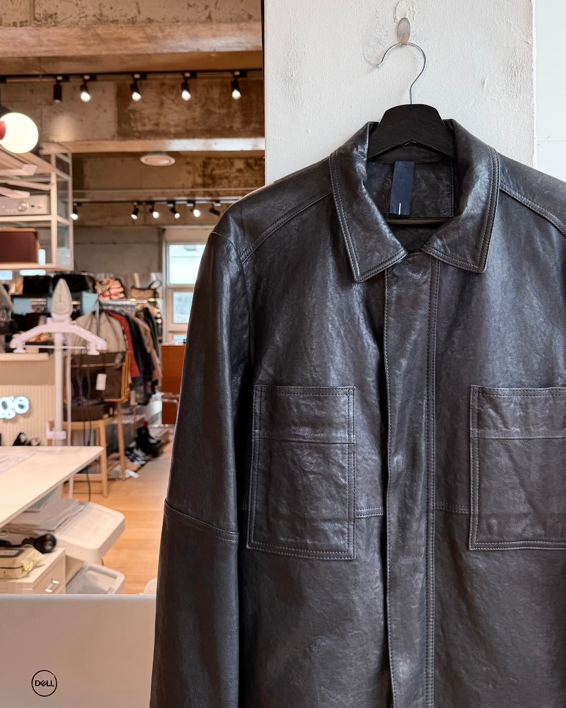 코모도 블랙 바코드 프린팅 쉽스킨 자켓  상품이미지4