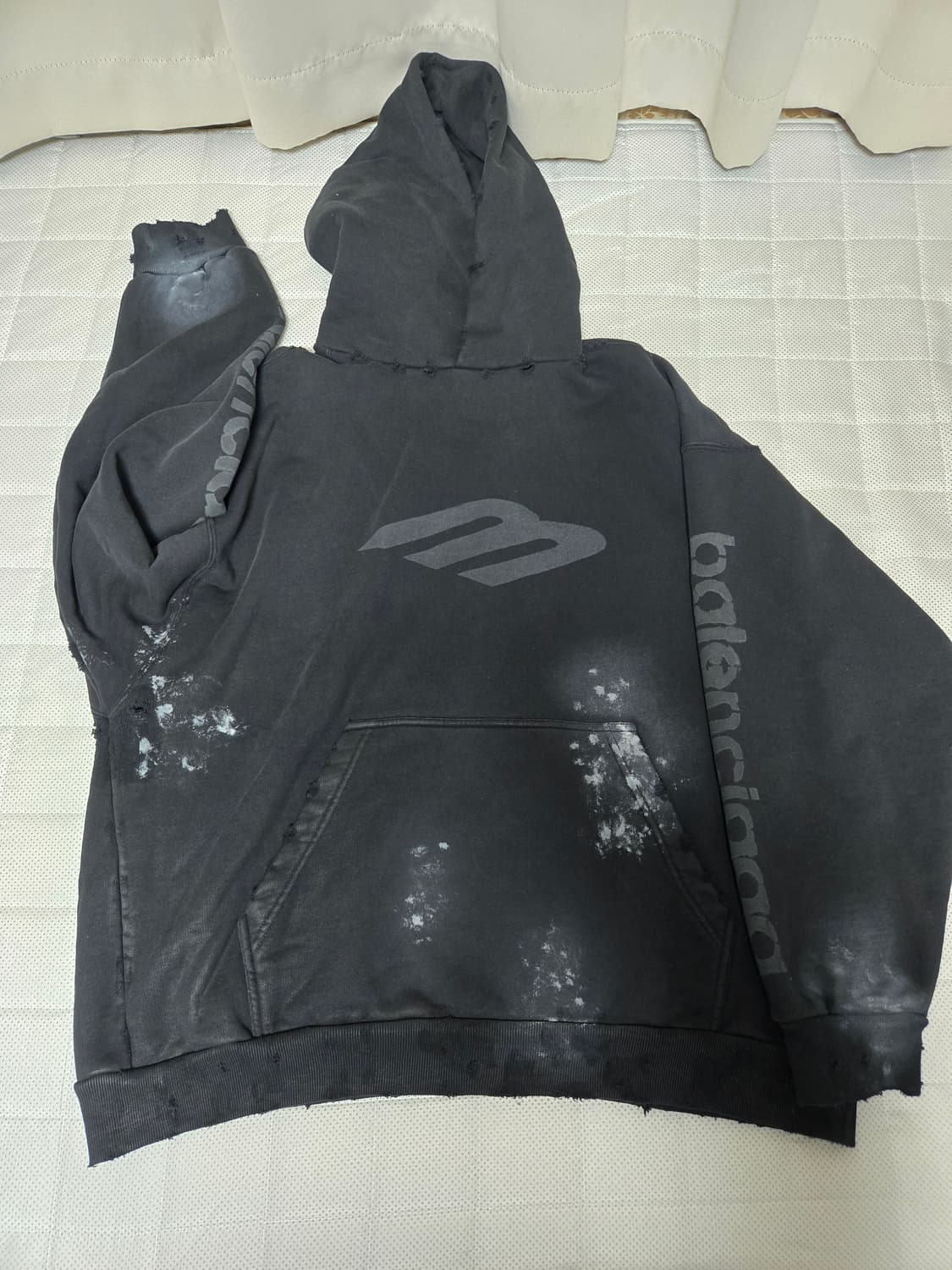 발렌시아가 3B 로고 페인트 후드 티셔츠 블랙 화이트 상품이미지5