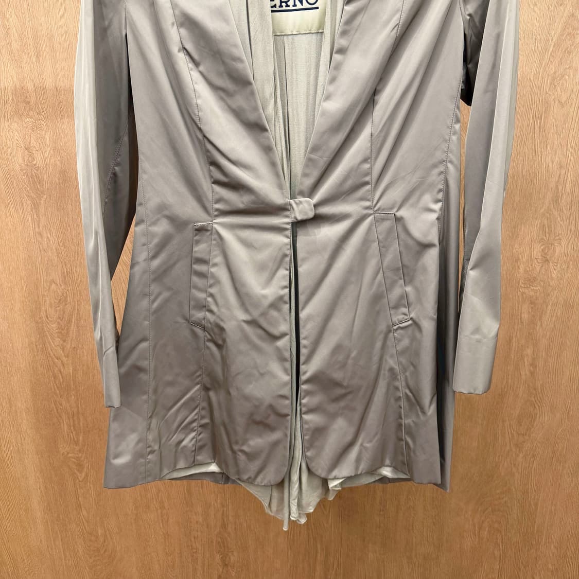 에르노 경량 미디 코트 드레이프 넥 세로 절개 사이드 포켓 디테일 베이지 상품이미지5